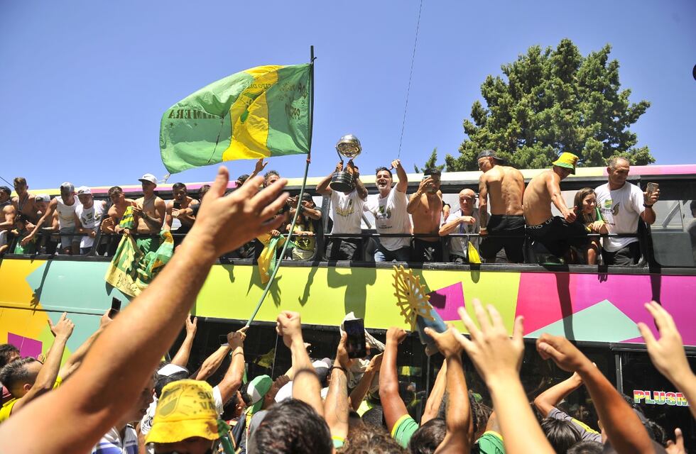 Los hinchas recibieron a Defensa y Justicia luego de ser campeón en la Copa Sudamericana