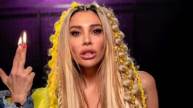 Video del festejo de Stefy Xipolitakis en la piscina del hotel en Qatar: enteriza cavada y bandera de Argentina.