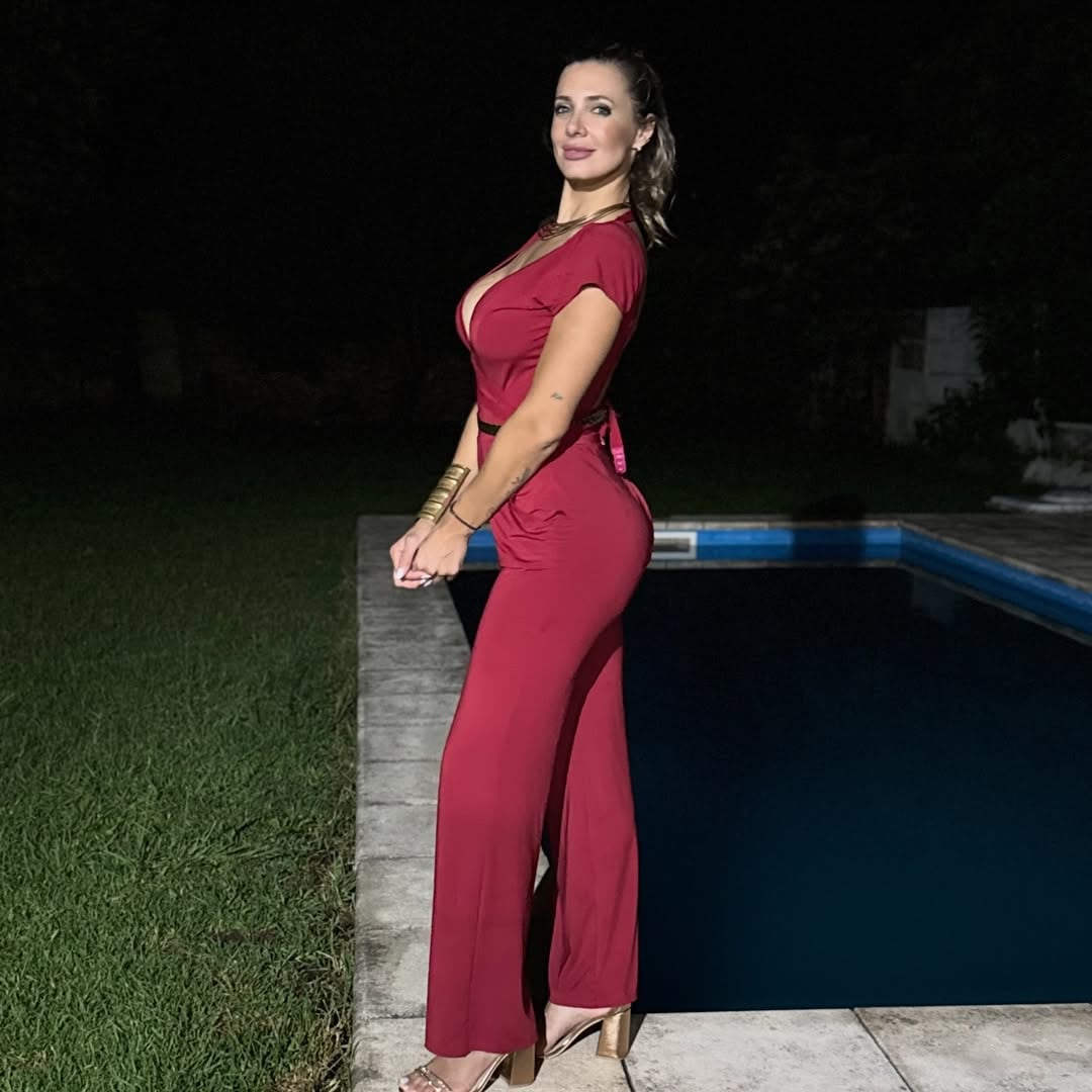 Escote pronunciado y el color de la temporada: Tamara Bella deslumbró con un mono ultra tendencia