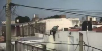 Los ladrones escaparon por el techo de la concesionaria de autos en Córdoba.