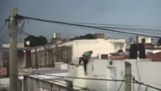 Los ladrones escaparon por el techo de la concesionaria de autos en Córdoba.