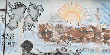 Choque fatal de un auto contra un paredón en el Acceso Este (Orlando Pelichotti / Los Andes)