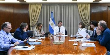 El ministro de Economía está terminando de definir cuánto van a cobrar los productores por cada dólar liquidado.