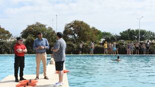Curso de salvataje en el natatorio municipa