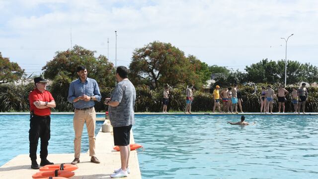 Curso de salvataje en el natatorio municipa