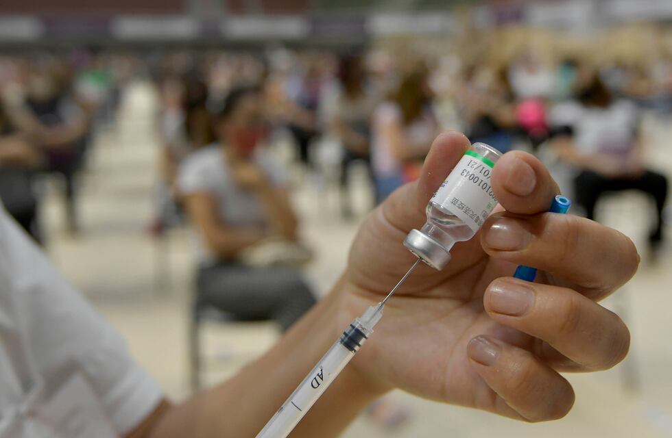 El Ministerio de Salud informó que menos del 0.2 % de las personas vacunadas contrajeron coronavirus