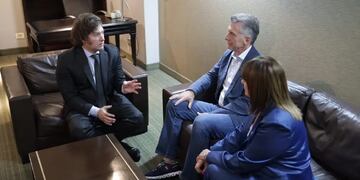 Milei con Macri y Bullrich tras ganar las elecciones.