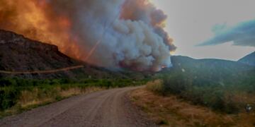 Intenso combate de incendio en Mallín Cumé, en el límite entre Chubut y Río Negro.