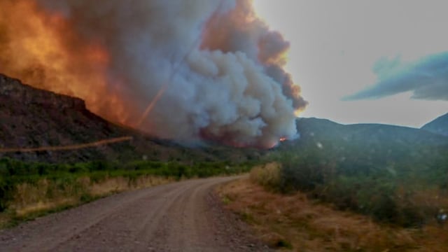 Intenso combate de incendio en Mallín Cumé, en el límite entre Chubut y Río Negro.