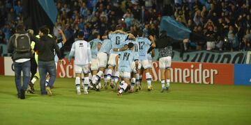 Festejo colectivo, con Pablo Vegetti a la cabeza, para el Belgrano que no larga la punta (Facundo Luque / La Voz).