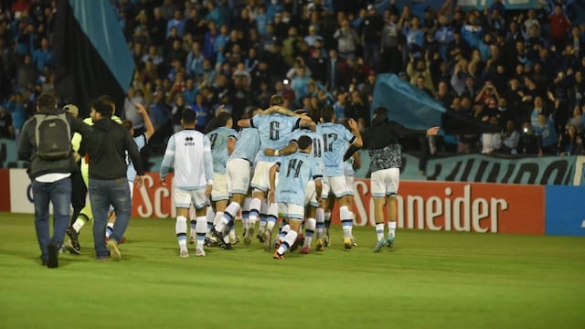 Festejo colectivo, con Pablo Vegetti a la cabeza, para el Belgrano que no larga la punta (Facundo Luque / La Voz).