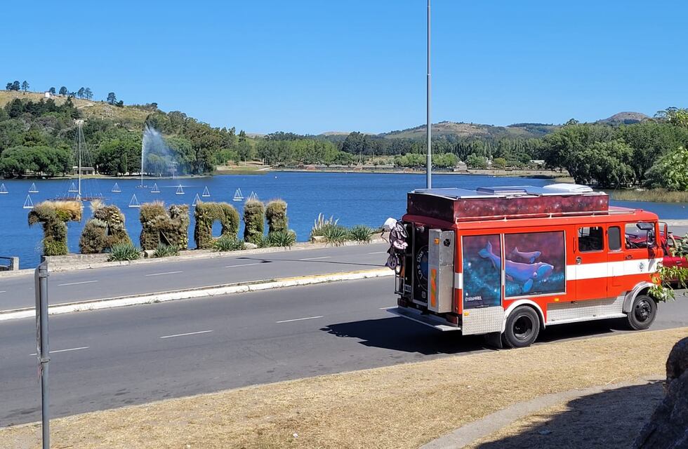 Conocé a la familia de Tandil que recorre los mágicos paisajes de Argentina a bordo de un camión de bomberos