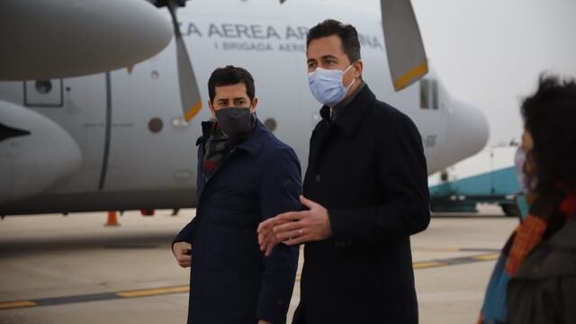 El vigegobernador Manuel Calvo recibió a Carla Vizzotti y Wado De Pedro en el Aeropuerto Internacional Ambrosio Taravella.