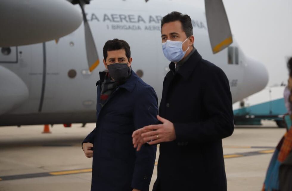 De Pedro y Vizzotti entregaron en Córdoba respiradores y vacunas