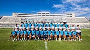 La foto oficial del sueño “albiceleste”: plantel, cuerpo técnico y auxiliares de Gimnasia de Jujuy comienzan el camino del ascenso.
