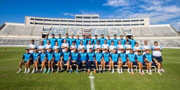 La foto oficial del sueño “albiceleste”: plantel, cuerpo técnico y auxiliares de Gimnasia de Jujuy comienzan el camino del ascenso.