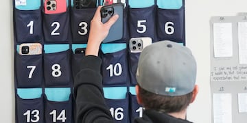 ARCHIVO - Prohíben el uso de celulares en esculas primarias bonaerenses (AP Foto/Rick Bowmer, archivo)