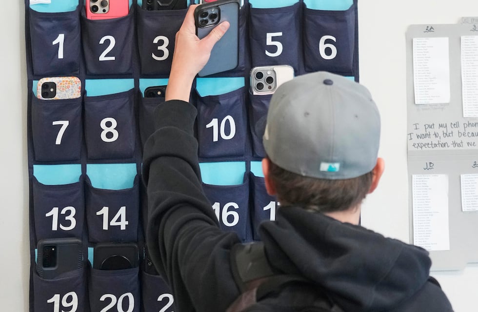 Prohíben el uso de celulares en escuelas primarias de la provincia de Buenos Aires