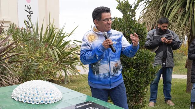 Una artista homenajeó a los caídos en Malvinas con una hortensia de 649 pétalos.