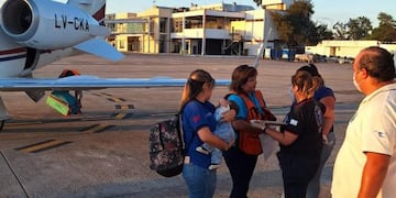 El traslado del pequeño en el avión sanitario.