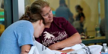 Familiares esperan noticias de las personas alojadas en el lugar. (AP)