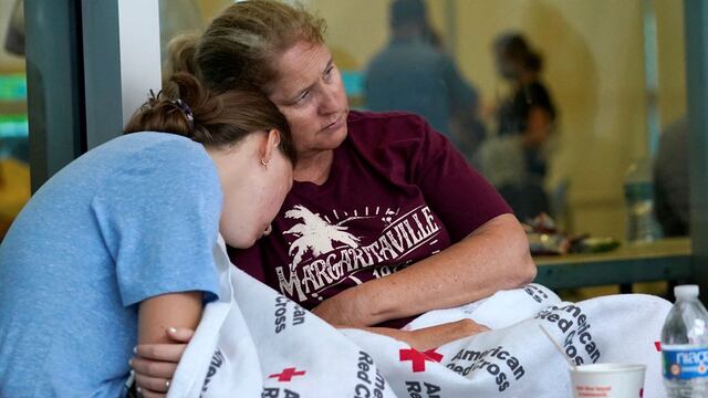 Familiares esperan noticias de las personas alojadas en el lugar. (AP)