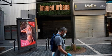 En el microcentro de Córdoba muchos locales comerciales están cerrados. (Pedro Castillo)