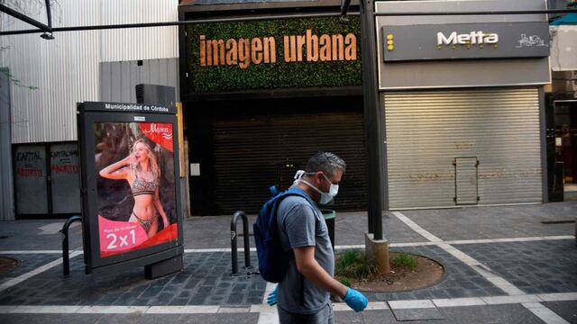 En el microcentro de Córdoba muchos locales comerciales están cerrados. (Pedro Castillo)