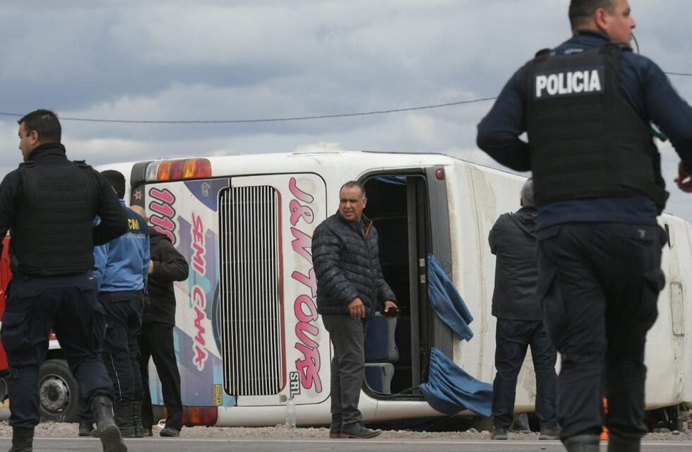 Las duras imágenes que dejó el vuelco del micro con hinchas de Boca en Mendoza