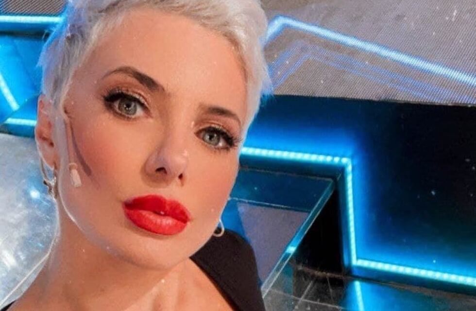 Tamara Bella posó al borde de la censura desde las playas de México