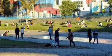 Mucha gente aprovechó el buen clima y paseó por la costanera. (Javier Ferreyra/ La Voz)