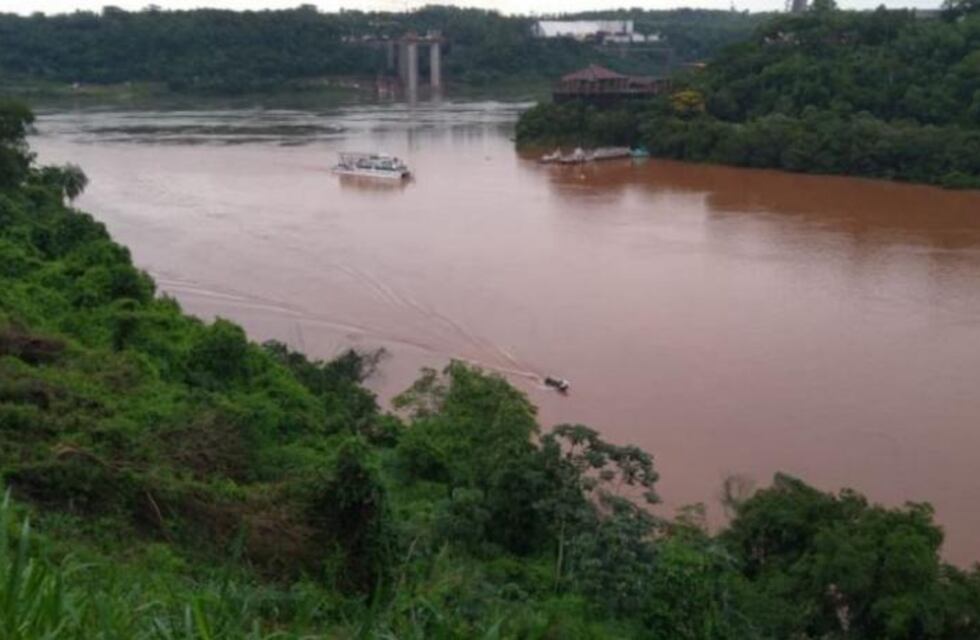 Intensa búsqueda de un joven en el Río Iguazú