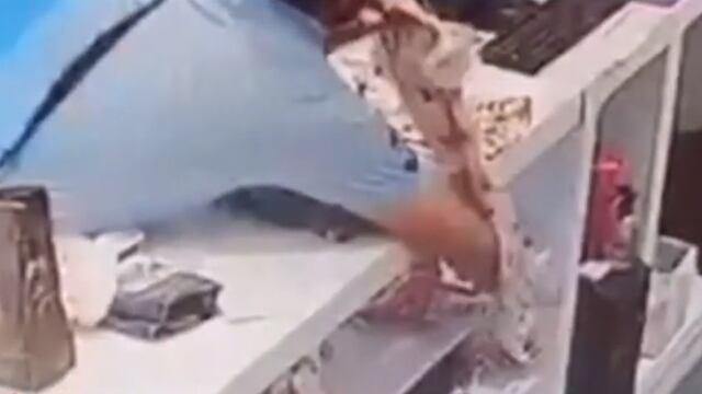 El delincuente se tapó con una prenda de vestir que supuestamente iba a comprar.