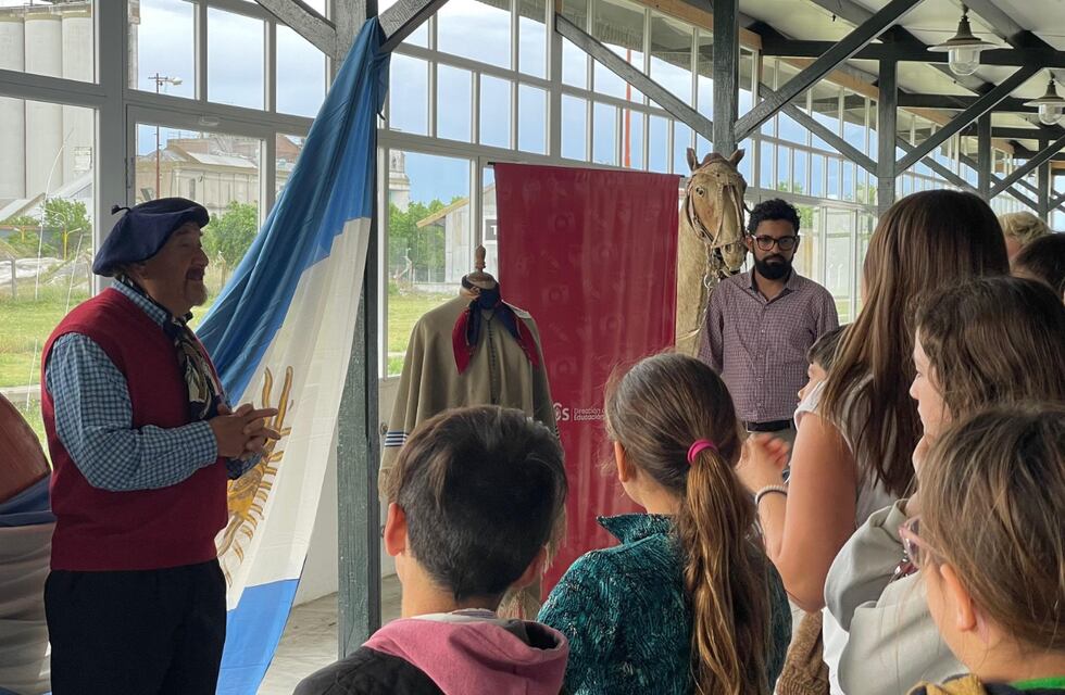 Mes de la Tradición: Alumnos de diferentes instituciones educativas visitan la exposición del CCE de Tres Arroyos