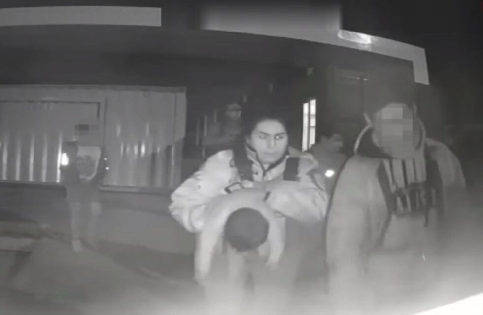 Video: su bebé se ahogaba, pero policías de Córdoba hicieron un rescate de película