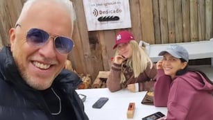 Andrés Nara, junto a sus hijas Wanda y Zaira