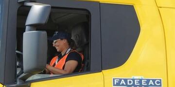 Silvana Araujo es una de las primeras mujeres de Mendoza que cuenta con los papeles en regla para poder ser camionera.