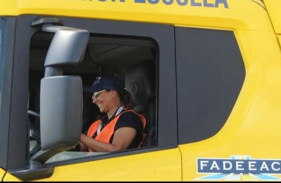 ¡Rompiendo esquemas! Una mendocina se prepara para ser una de las primeras conductoras de camiones en regla del país
