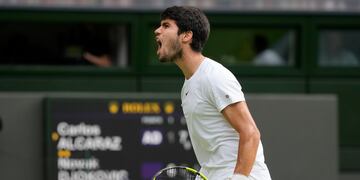 Carlos Alcaraz grita tras ganar un punto ante Novak Djokovic durante la final masculina de Wimbledon, el domingo 16 de julio de 2023, en Londres. (AP Foto/Kirsty Wigglesworth)