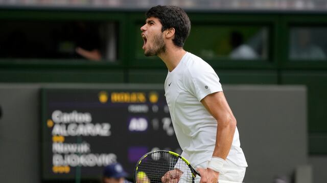 Carlos Alcaraz grita tras ganar un punto ante Novak Djokovic durante la final masculina de Wimbledon, el domingo 16 de julio de 2023, en Londres. (AP Foto/Kirsty Wigglesworth)