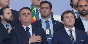 Jair Bolsonaro junto al presidente de la Conmebol, Alejandro Domínguez. (Foto de archivo: AP)
