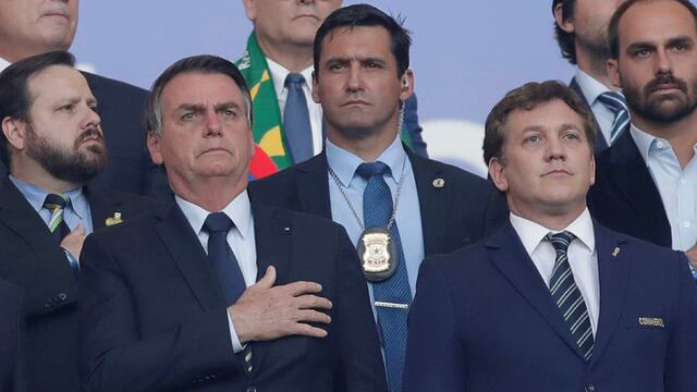 Jair Bolsonaro junto al presidente de la Conmebol, Alejandro Domínguez. (Foto de archivo: AP)