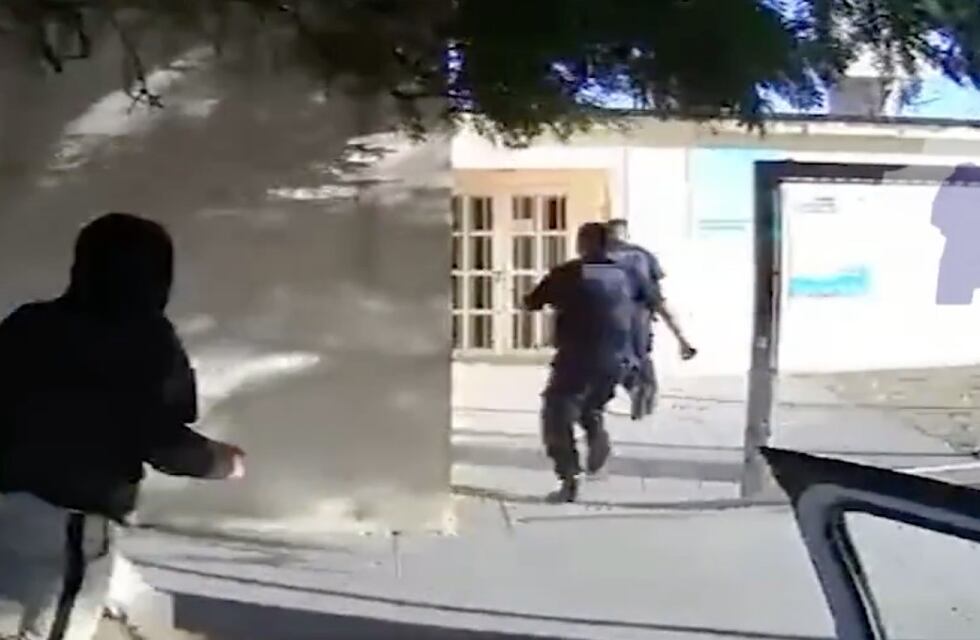 Dramático video: policías salvaron a una nena que se había broncoaspirado en Córdoba
