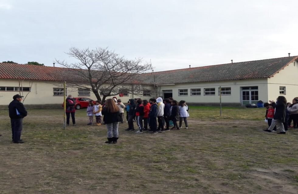 Base Baterías: simulacro de evacuación en establecimientos educativos