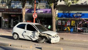 Accidente en el centro de Carlos Paz: un hombre resultó herido al impactar con su auto contra un árbol. Gentileza: Carlos Paz Vivo