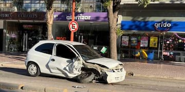 Accidente en el centro de Carlos Paz: un hombre resultó herido al impactar con su auto contra un árbol. Gentileza: Carlos Paz Vivo