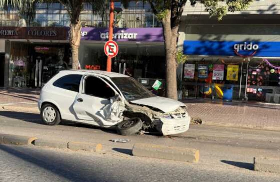 Accidente en el centro de Carlos Paz: un hombre resultó herido al impactar con su auto contra un árbol