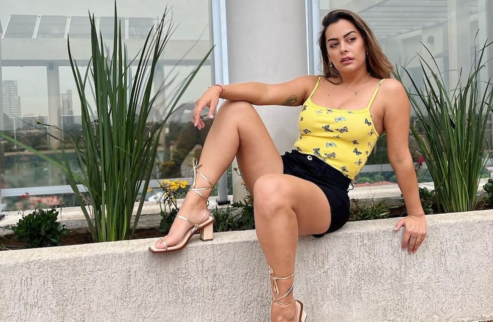 Larissa Riquelme recibió al verano posando con la espalda al descubierto: “Locura y cordura, fuego y ternura”