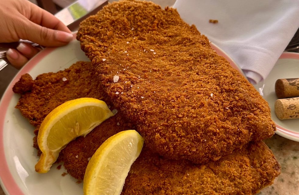 Fue a comer a Palermo, contó en X que pagó una milanesa $70.000 y le dijeron de todo