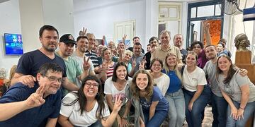 El peronismo de Rafaela celebrando el triunfo de Sergio Massa